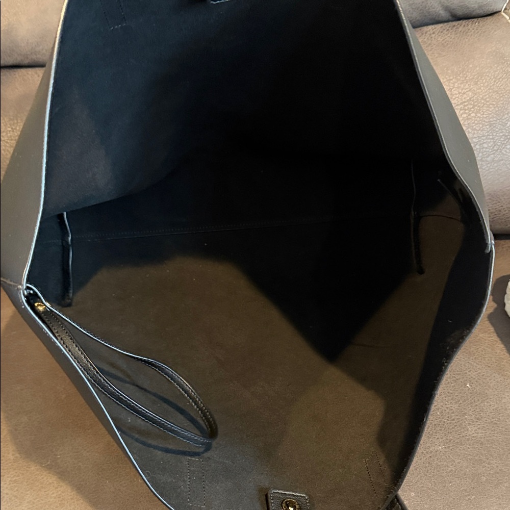 Saint Laurent Elegant Black Tote - Picture 2 of 7